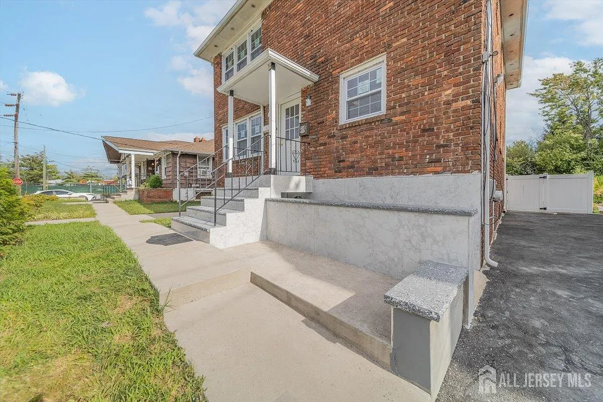 5 bed, 2.0 bath, 1976 sqft, $4,200 — Photo 2