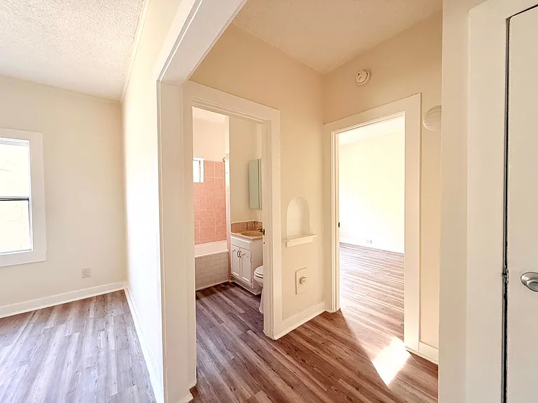 1614 N. Kenmore Avenue — Photo 25