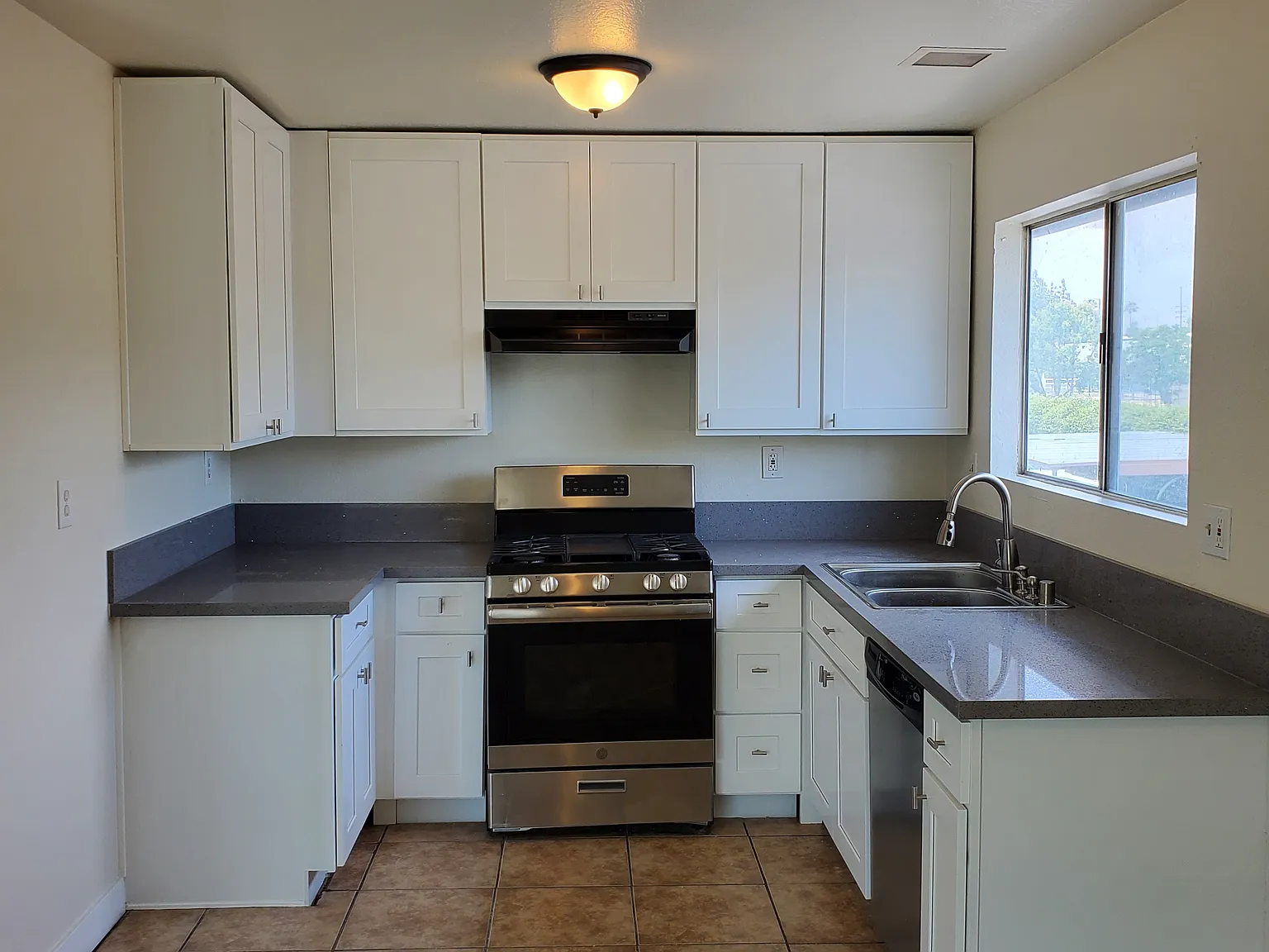 2 bed, 900 sqft, $2,100 — Photo 3