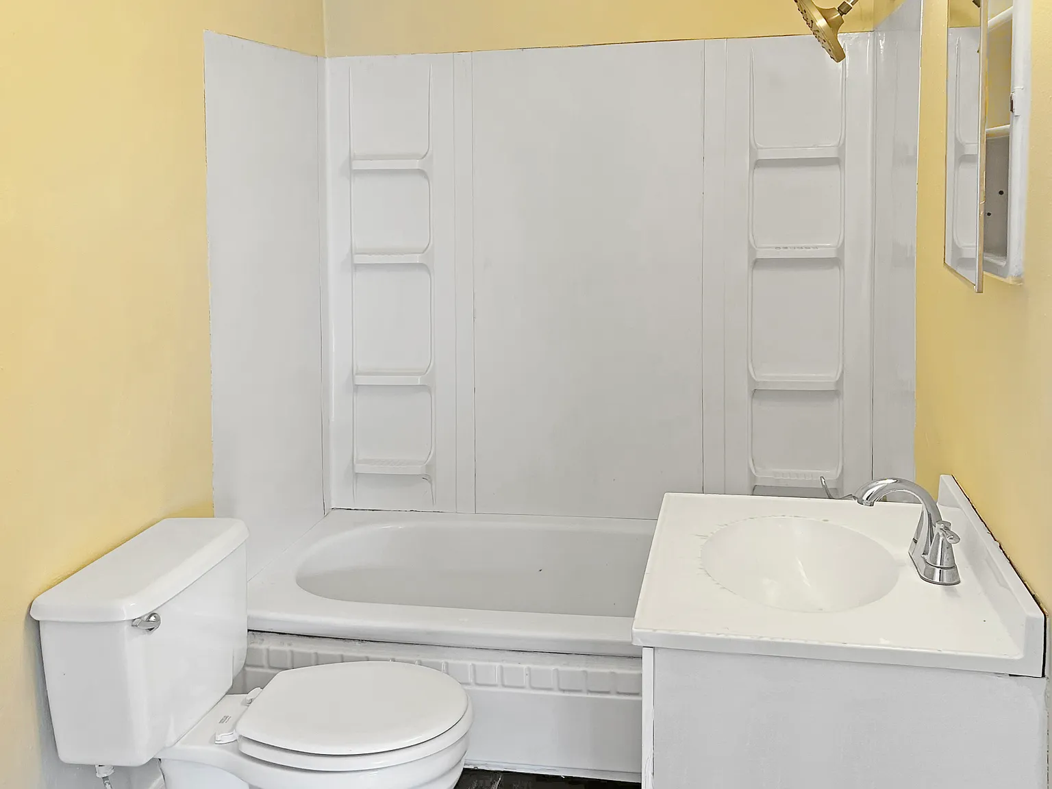 3 bed, 1078 sqft, $995 — Photo 1