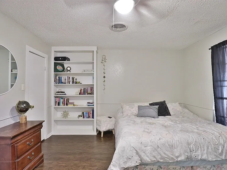 218 College Dr — Photo 17