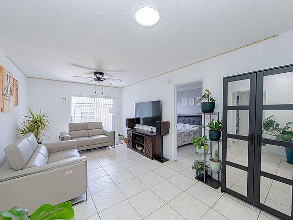 2nd image of 1095 W 77th St APT 208
