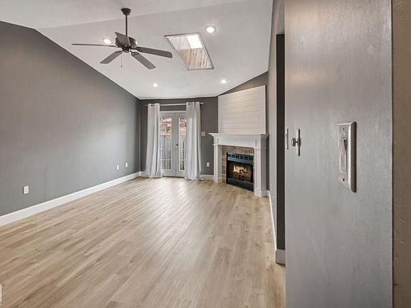 4th image of 2733 Greenbriar Dr
