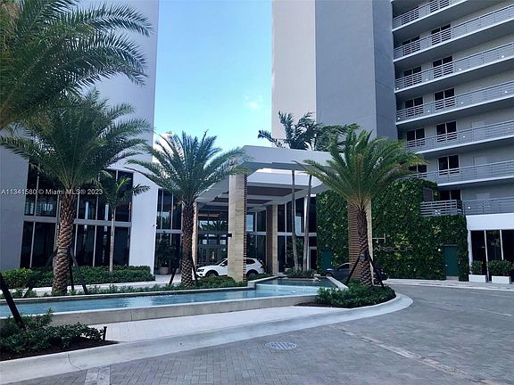 2nd image of 16385 Biscayne Blvd Unit 415