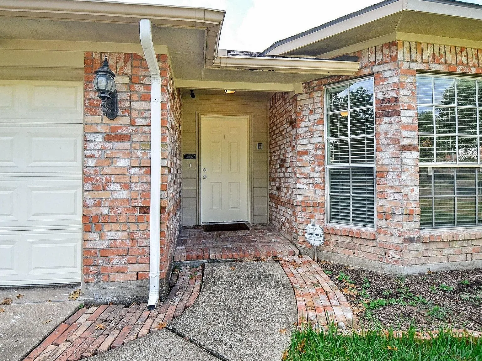 4 bed, 2.0 bath, 2343 sqft, $2,150 — Photo 3