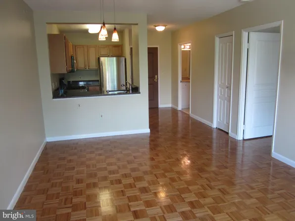 7111 Woodmont Ave APT 610, Bethesda, MD 20815