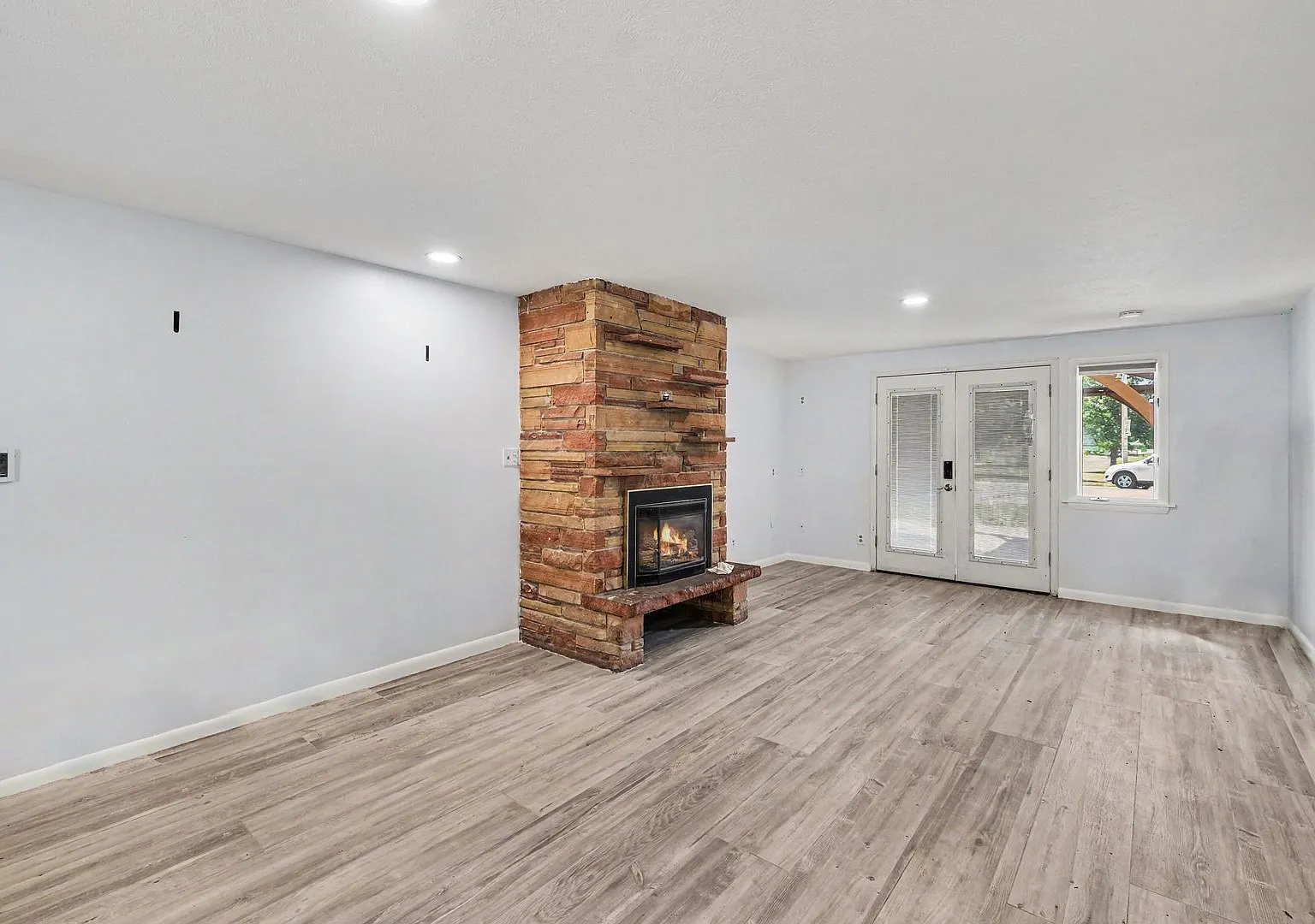 Remodeled 4-Bedroom Home on Corner Lot — Photo 4