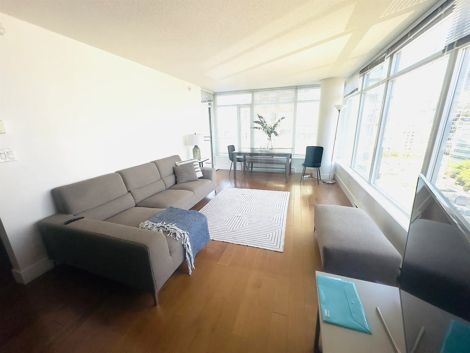 2 bed, 715 sqft, $3,700 — Photo 4