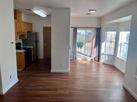 Super Crisp 2 Bedroom w/2 car attached garage