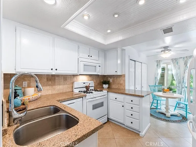 23454 Coso — Photo 9