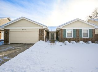 648 Farnham Ln, Wheaton, IL 60189