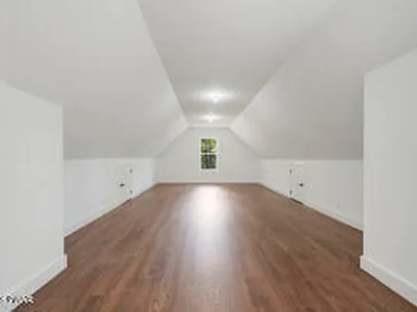 17 Matthews Dr, Milford, PA 18337