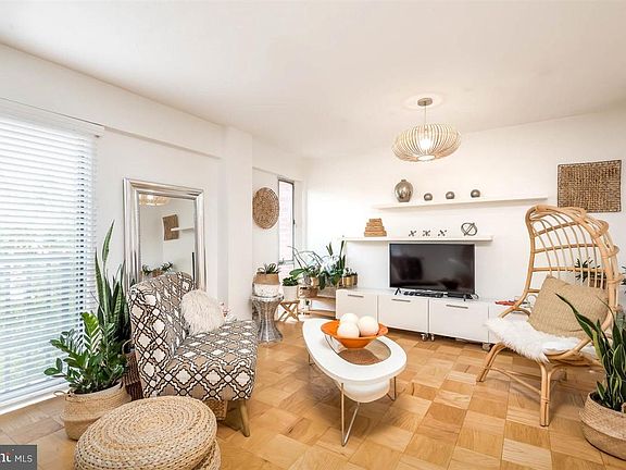 4th image of 1300 Army Navy Dr APT 520