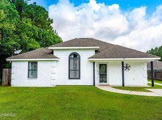 226 Dogwood St, Waveland, MS 39576