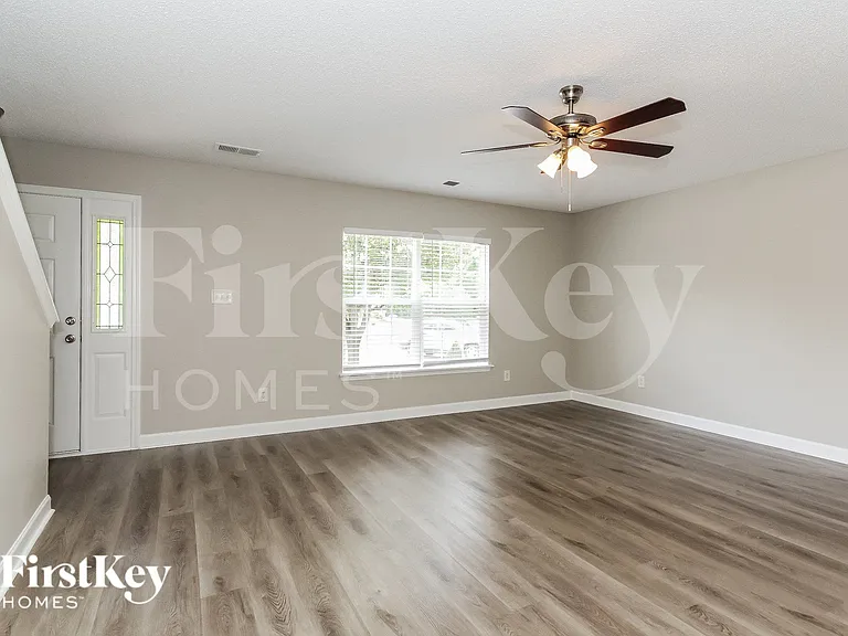 2217 Thorncrest Dr — Photo 3