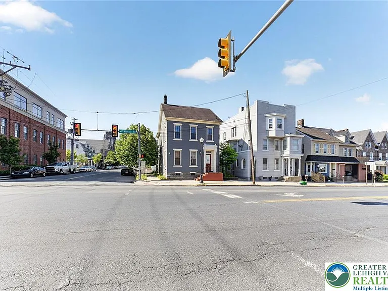 401 W Broad St — Photo 2
