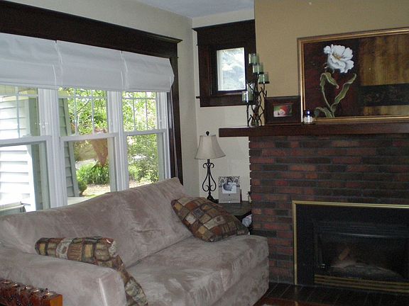 5th image of 54 Royal Pkwy W