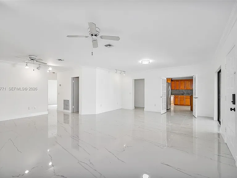 230 Cranwood Dr — Photo 3