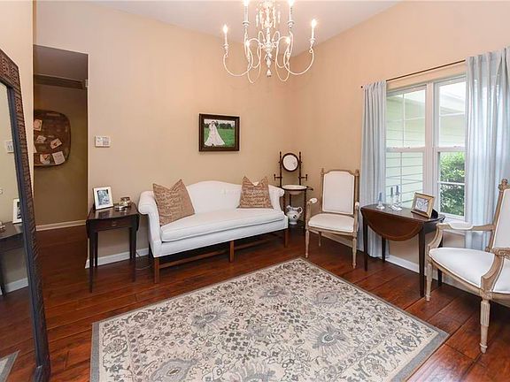 3rd image of 25 Chinaberry Cir