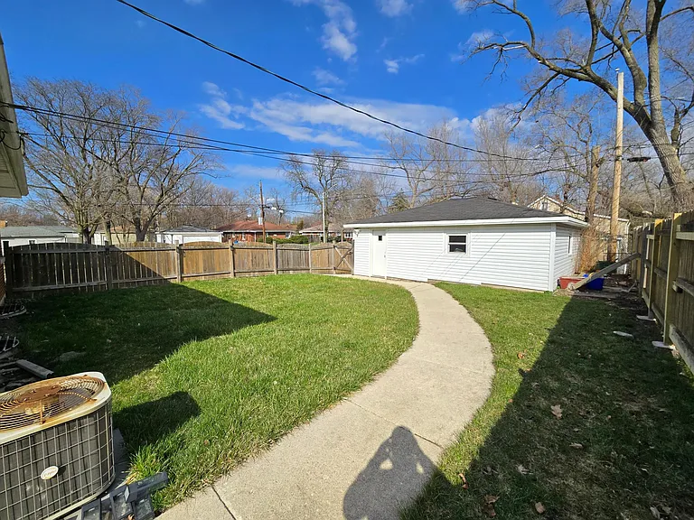 739 E Maple St — Photo 3