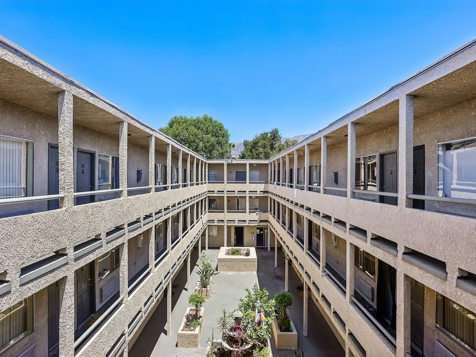 8541 Foothill Blvd., Sunland — Photo 4