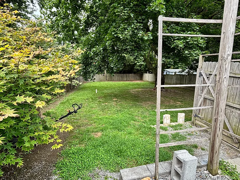 Patio space / fenced yard