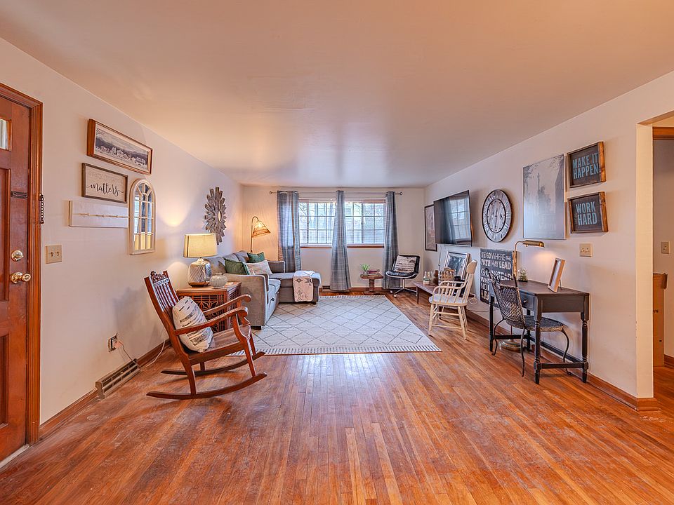FURNISHED: Living Room