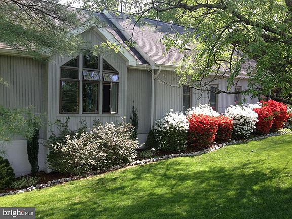 2nd image of 6722 Meadowlawn Cir