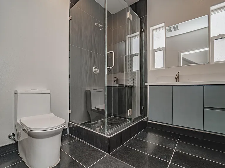 4526 1/2 Saint Charles Pl — Photo 40