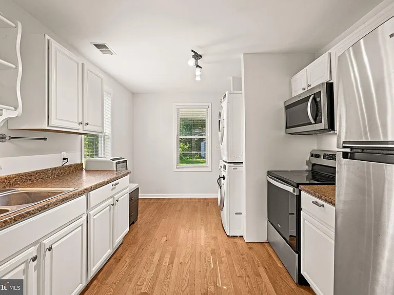 220 E 2nd Ave — Photo 12
