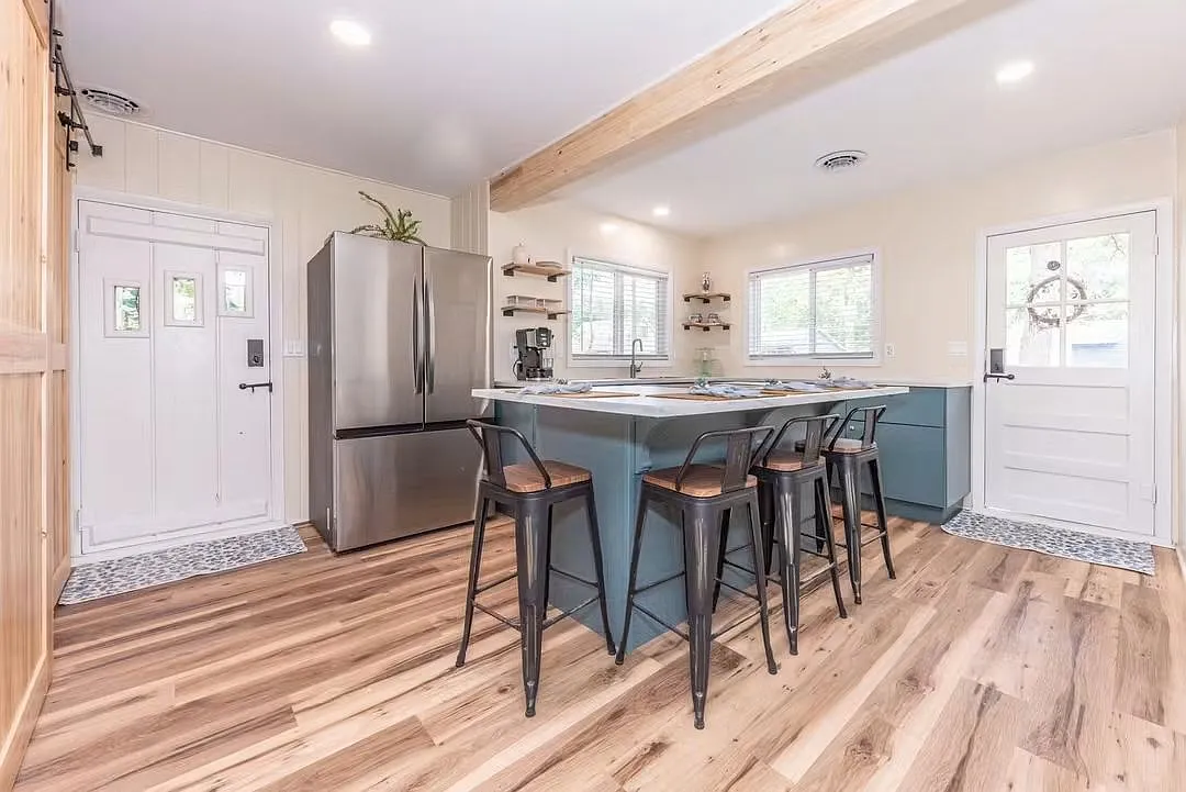 2 bed, 750 sqft, $2,100 — Photo 1