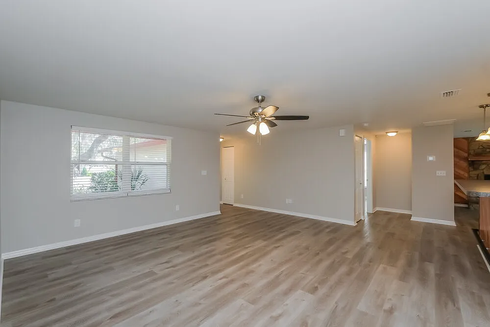 3 bed, 2.0 bath, 1383 sqft, $2,335 — Photo 4