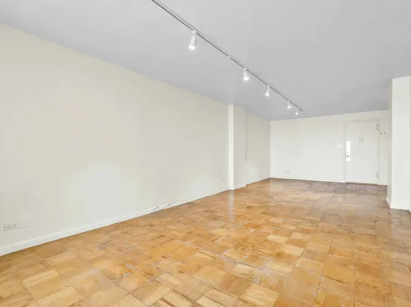 61-20 Grand Central Parkway image 4 of 24