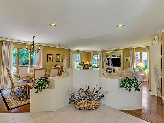 4th image of 6 Maymont Ln