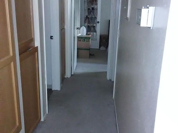 hall leading to bedrooms from entry