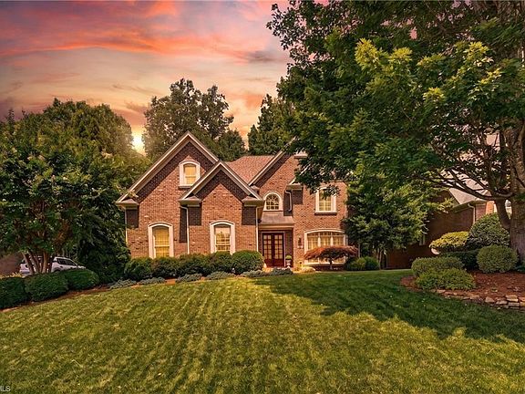 3rd image of 2546 N Beech Ln