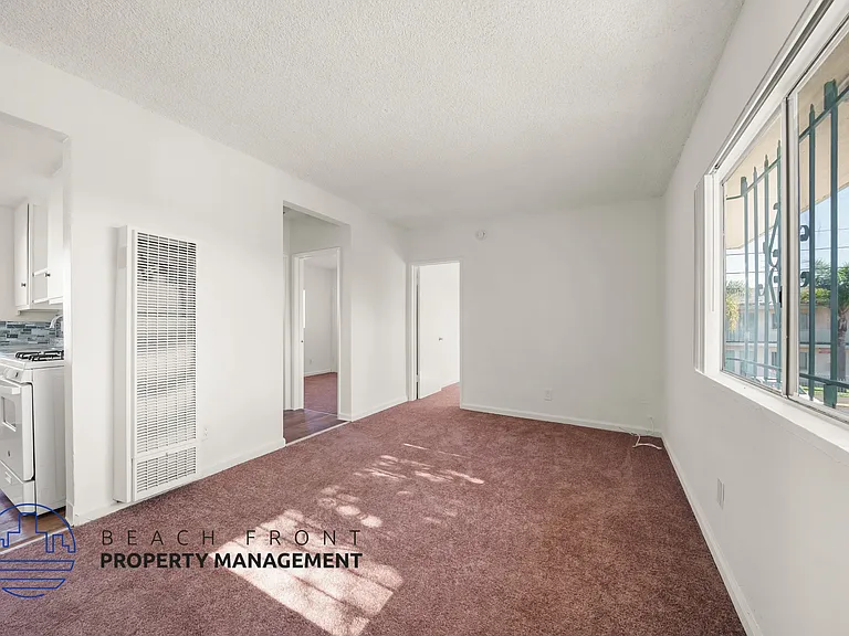 211 W G St — Photo 8