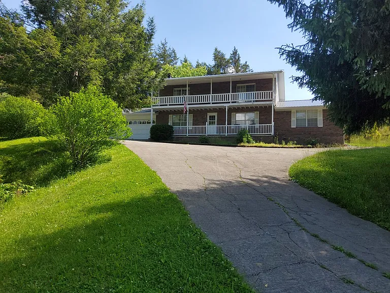 1231 Village Dr — Photo 1