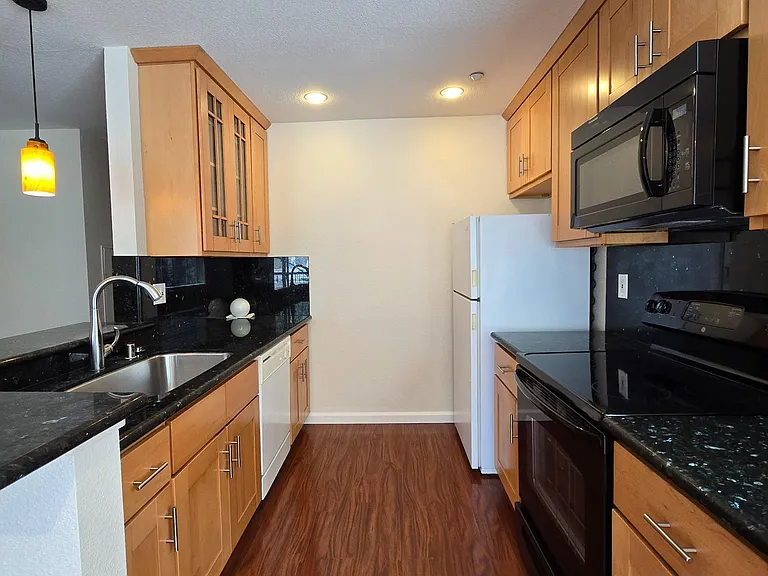 2001 Eastwood Dr #24 — Photo 3