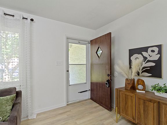 5th image of 7161 N Parker Ave