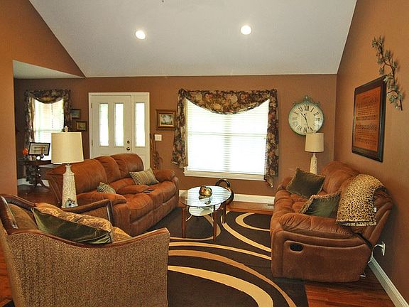 3rd image of 1141 Easton Dr