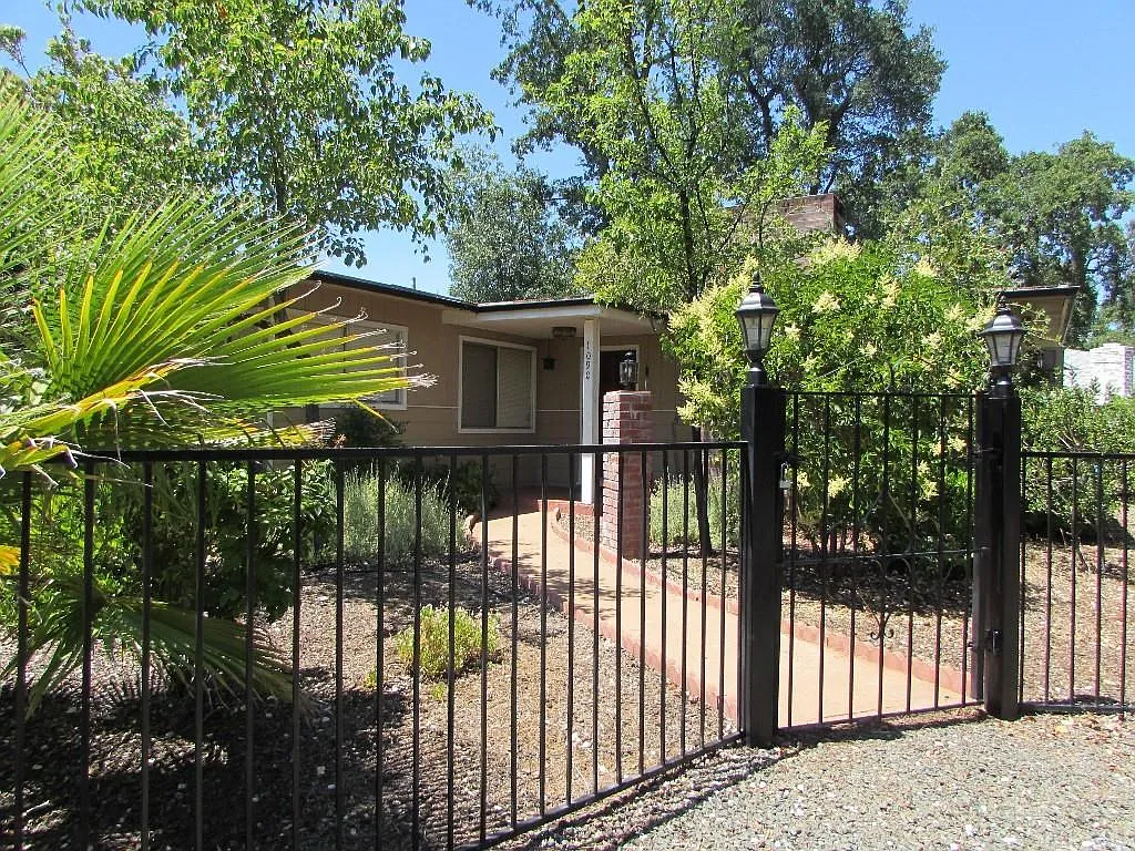 1090 Boggs Ln photo 1
