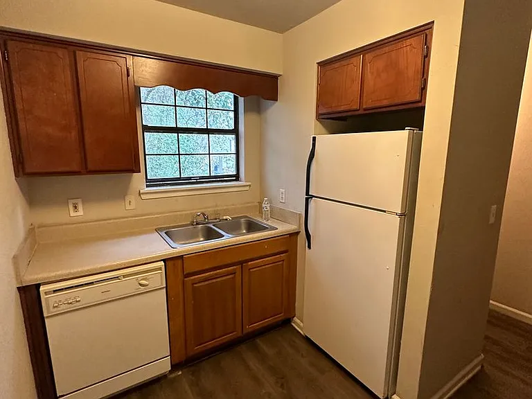 2320 Sylvan Ct — Photo 3