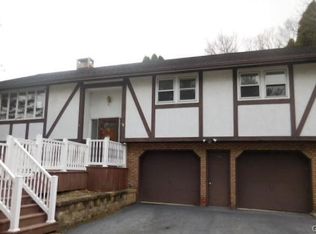 1338 W Oakhurst Dr, Slatington, PA 18080