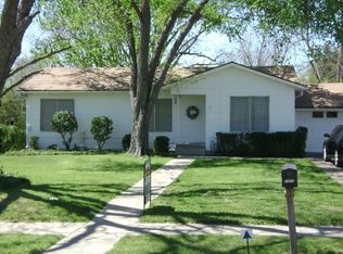 1903 North Dr, Taylor, TX 76574