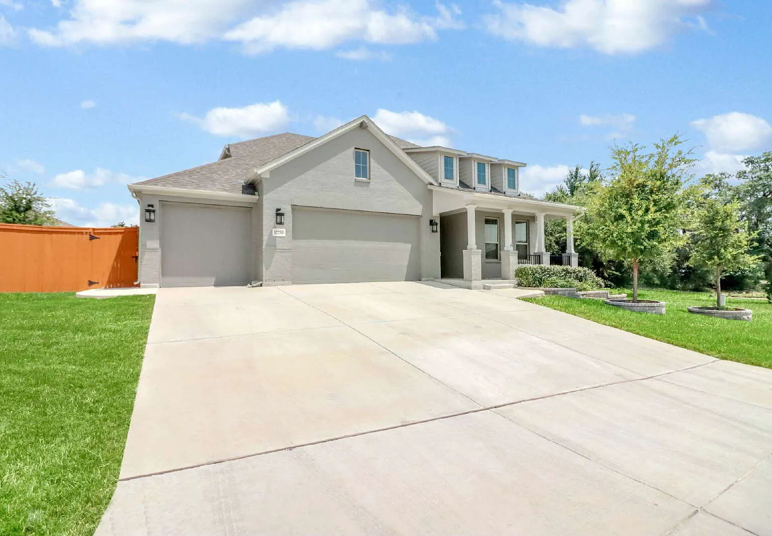5 bed, 3.0 bath, 2870 sqft, $3,000 — Photo 2