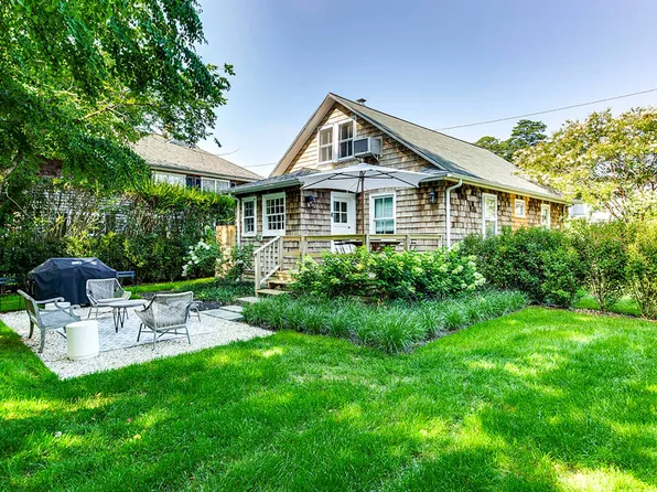https://photos.zillowstatic.com/fp/06a313b59cc985a973a8f12d740c52f6-p_e.webp