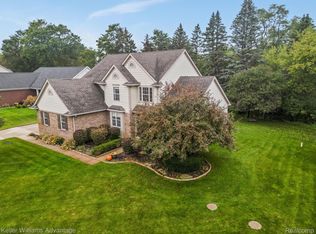 1282 Ridgefield Ct, White Lake, MI 48383