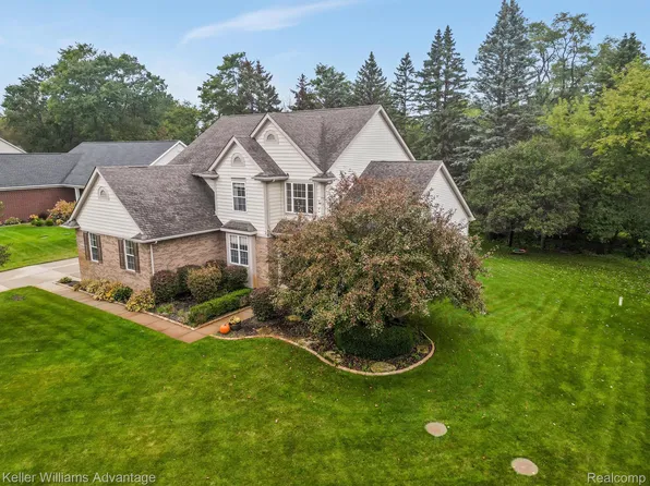 1282 Ridgefield Ct, White Lake, MI 48383