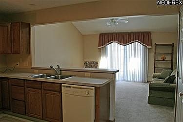 5th image of 910 Hampton Dr